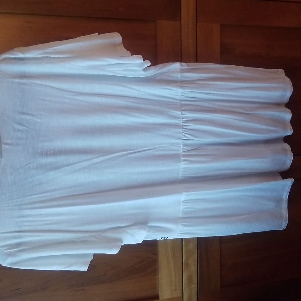 Host pick happy! Knox Rose, embroidered v-neck Tee, NWT, Size XL - Picture 7 of 7